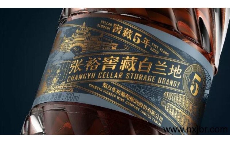 張?jiān)！僚嘶⑦@瓶白蘭地的包裝設(shè)計(jì)，帶人回味窖藏經(jīng)典！